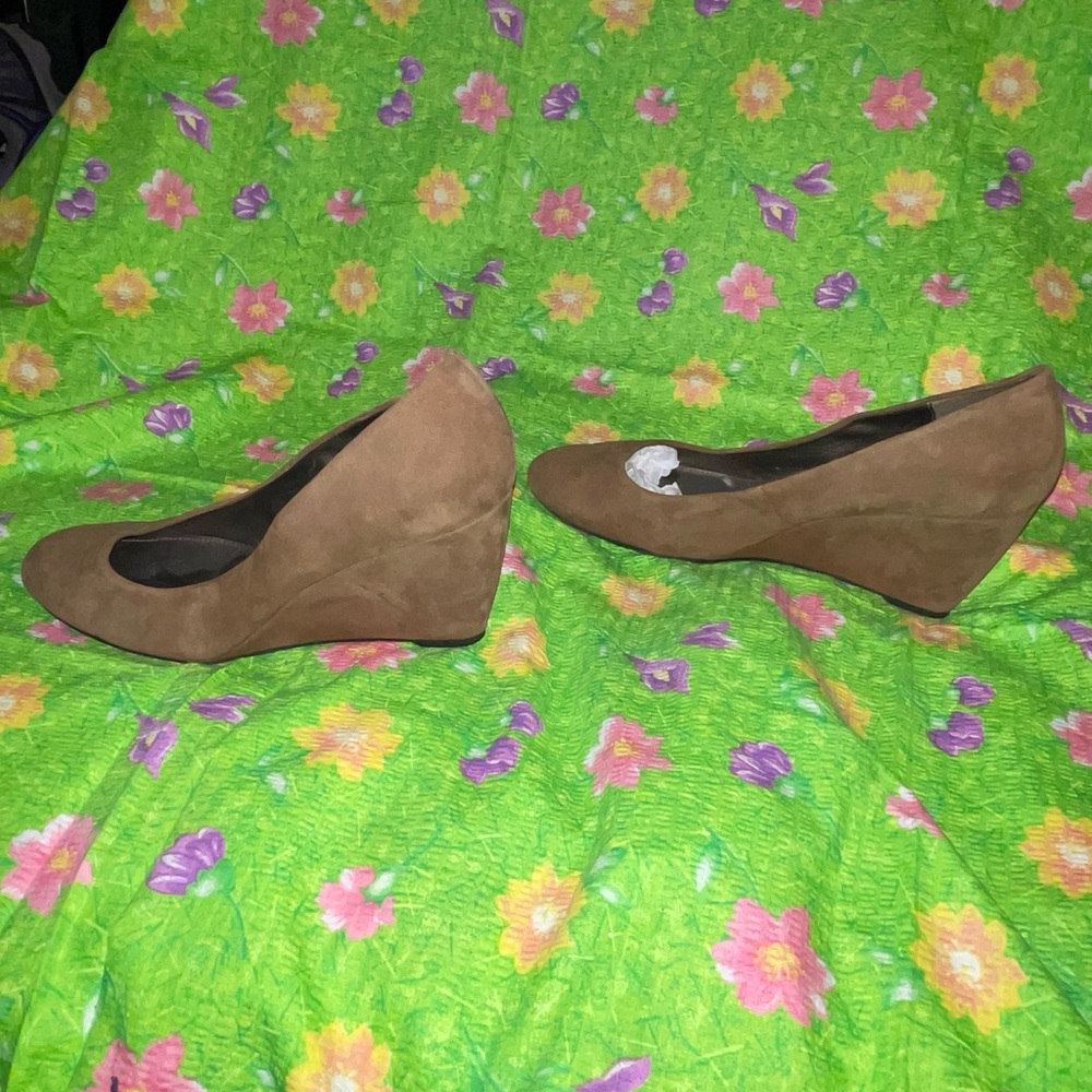 Bandolino Women's Brown Suede Wedge